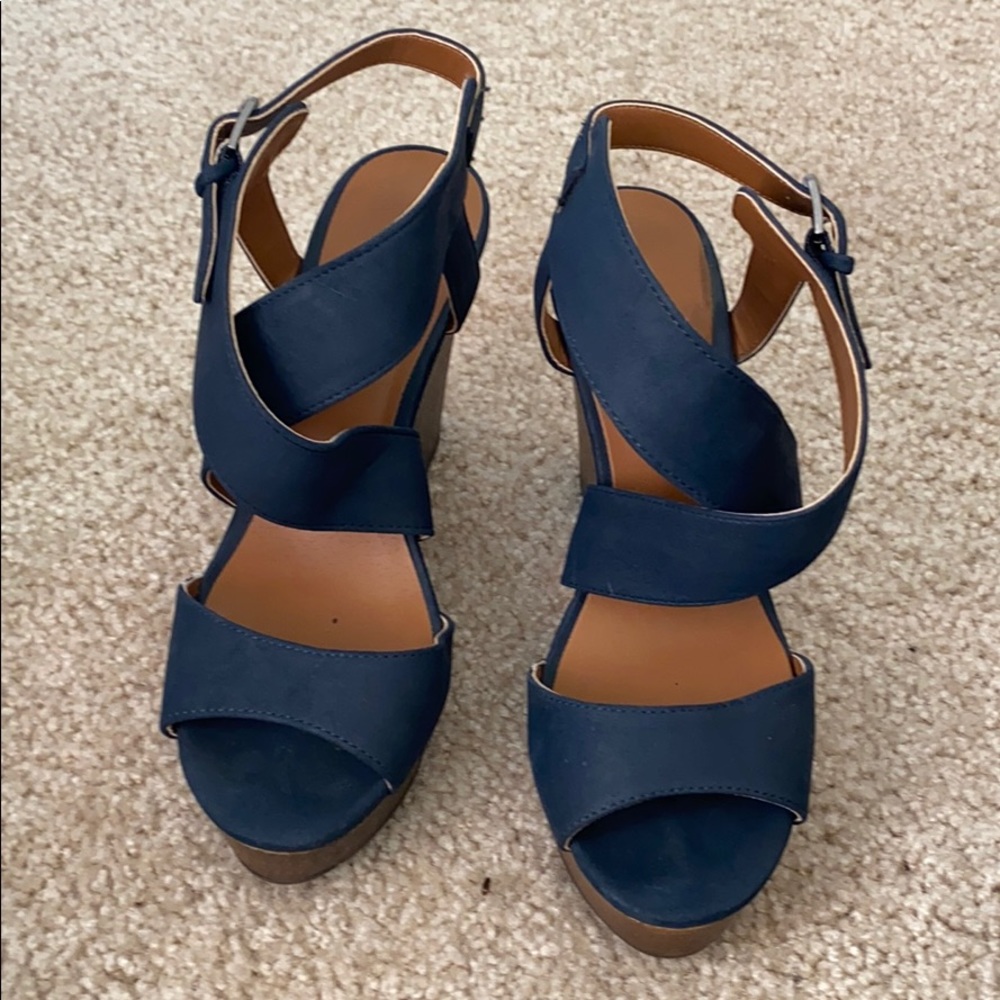 Dark blue wedges